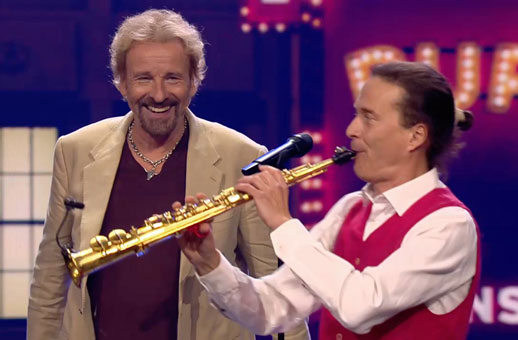 Gert Anklam mit Thomas Gottschalk bei den Puppenstars 2022